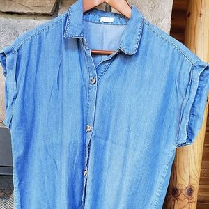 🛍 Bundle and Save 3/$20 Chambray Button Up (LG)